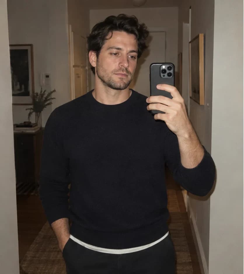 Homem fazendo selfie com iPhone antes e depois de experimentar óculos