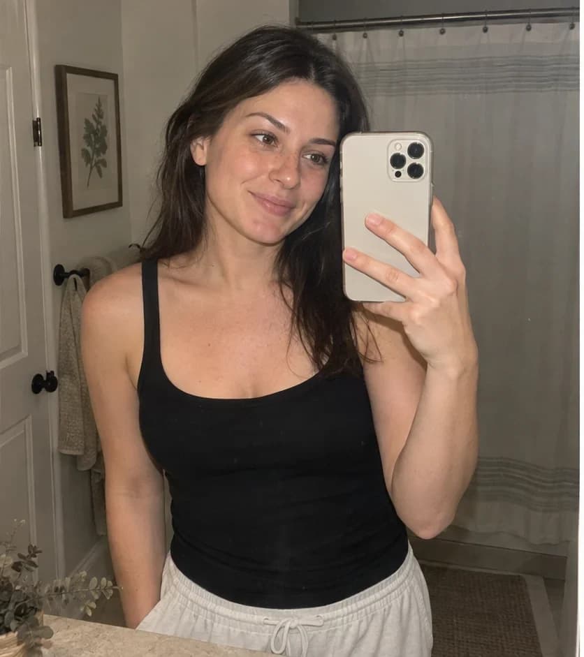 Mulher fazendo selfie com iPhone antes e depois de experimentar joias