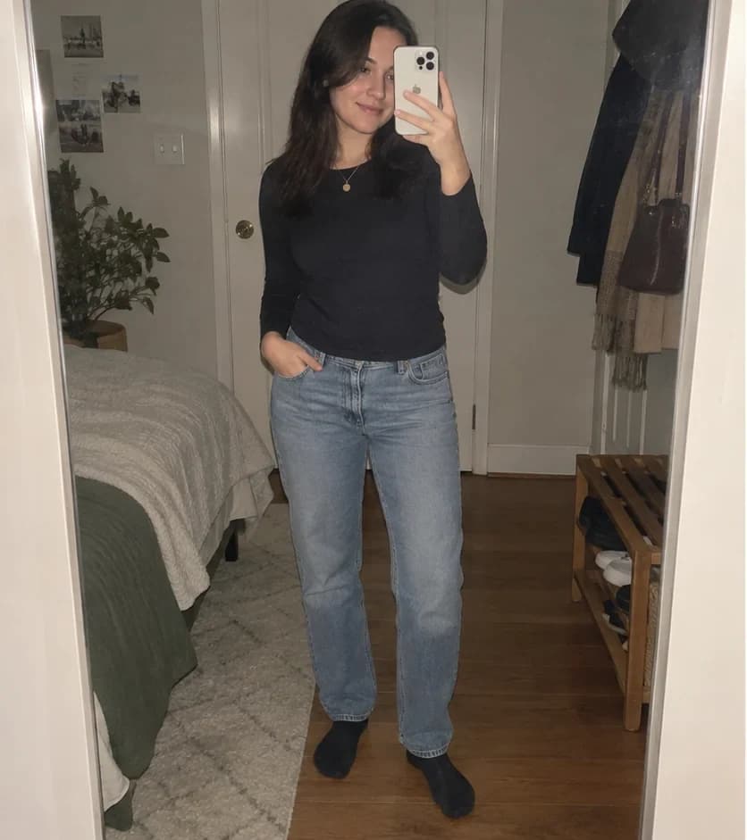 Pessoa fazendo selfie com iPhone antes e depois de experimentar tênis